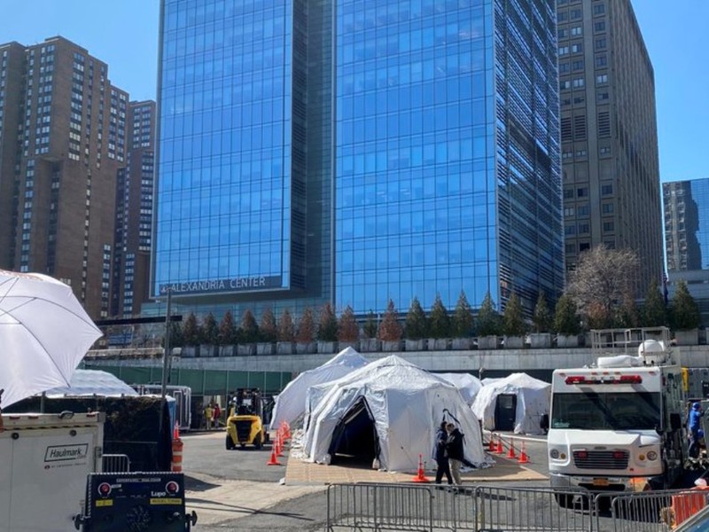 Nhà xác tạm thời bên ngoài Bệnh viện Bellevue ở Manhattan ngày 26/3 do phóng viên The Independent Richard Hall chụp (Ảnh: Guancha).