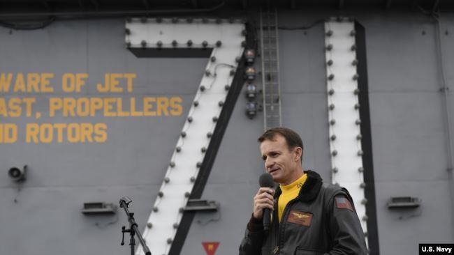 Đại tá Brett Crozier trên tàu sân bay USS Theodore Roosevelt (Ảnh: US Navy), Đại tá Brett Crozier trên tàu sân bay USS Theodore Roosevelt (Ảnh: US Navy),