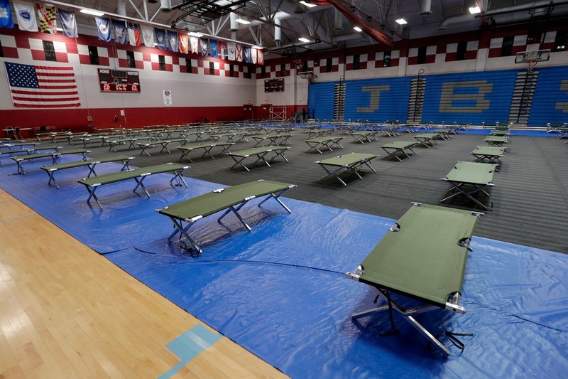 133 chiếc giường lính được dùng cho việc cách ly những người bị COVID-19 đặt tại Nhà thi đấu thể thao ở Căn cứ liên hợp quân sự San Antonio vào ngày 31/3 (Ảnh: AP).