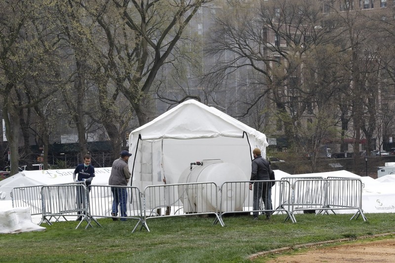 Các nhân viên xây dựng một bệnh viện tạm thời ở Công viên Trung tâm, New York ngày 30/3 (Tân Hoa xã).