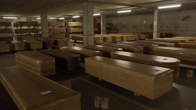 Bãi đỗ xe của Nhà tang lễ Corsella ở Barcelona đã biến thành nhà xác tạm thời có thể chứa được 1.800 quan tài (Ảnh: AP)