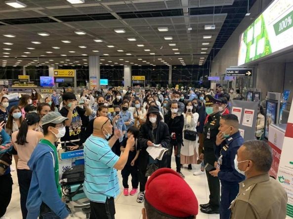 Tình hình lộn xộn ở sân bay quốc tế Bangkok sáng sớm 4/4 (Ảnh: Guancha). Tình hình lộn xộn ở sân bay quốc tế Bangkok sáng sớm 4/4 (Ảnh: Guancha).