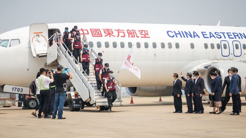 Sau khi kiểm soát được dịch trong nước, Trung Quốc đã cử các đoàn công tác tới hỗ trợ các nước nhưng bị cho rằng lợi dụng chống dịch để tuyên truyền (Ảnh: Đa Chiều). Sau khi kiểm soát được dịch trong nước, Trung Quốc đã cử các đoàn công tác tới hỗ trợ các nước nhưng bị cho rằng lợi dụng chống dịch để tuyên truyền (Ảnh: Đa Chiều).