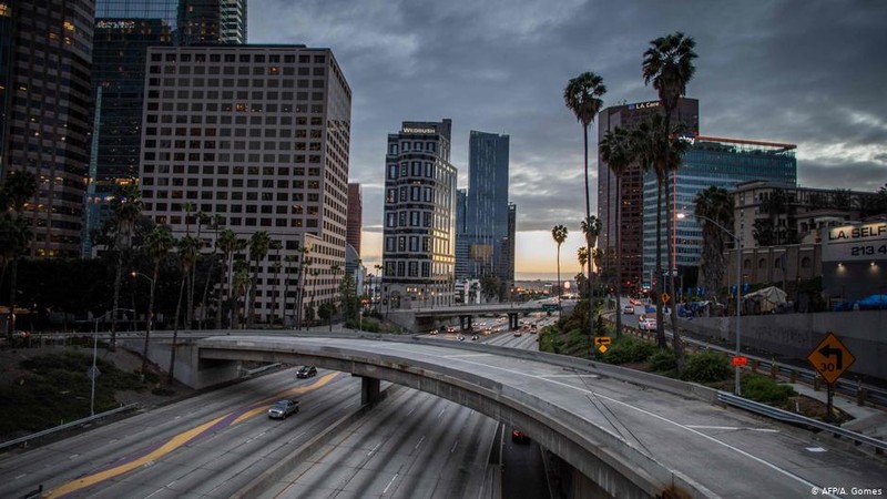 Đường cao tốc 110 ở Los Angeles vắng vẻ sau khi thực thi lệnh đóng cửa (Ảnh: AFP).