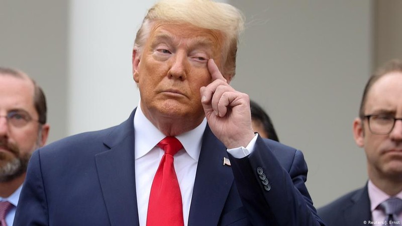 Tổng thống Donald Trump bị phê phán đã đóng cửa quá chậm khiến dịch bệnh lây lan mạnh (Ảnh: Reuters).