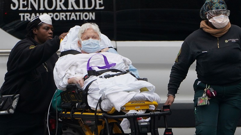 Dịch bệnh COVID-19 đã làm hơn 360.000 người Mỹ bị nhiễm và hơn 10.900 người đã chết (Ảnh: AP).