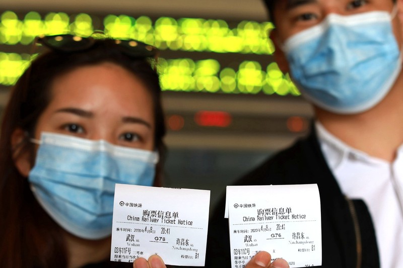 Từ ngày 8/4, các đoàn tàu cao tốc từ Vũ Hán đi các nơi sẽ hoạt động trở lại. Ảnh: hành khách với các tấm vé tàu đi Hứa Xương (Ảnh: Tân Hoa xã).
