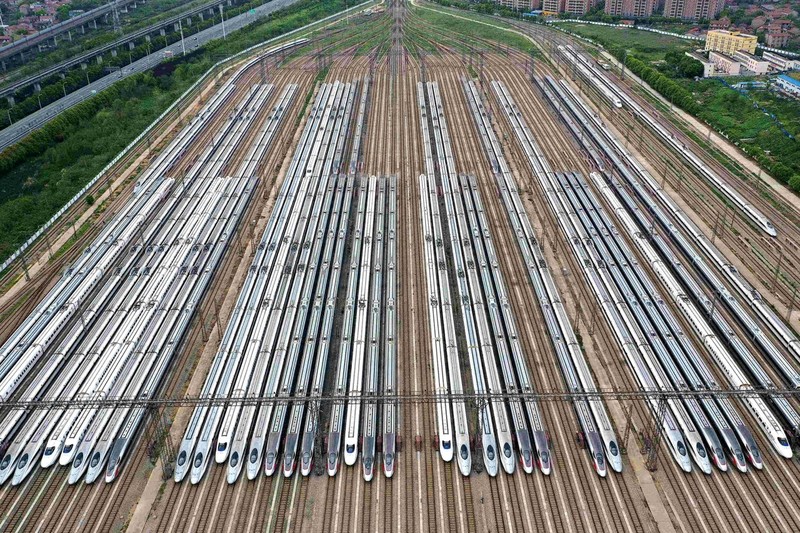 Các đoàn tàu cao tốc tập kết tại ga Vũ Hán ngày 6/4 chờ hoạt động sau khi bỏ phong tỏa (Ảnh: Tân Hoa xã).