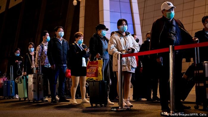 Xếp hàng lên tàu rời khỏi Vũ Hán (Ảnh: Getty).