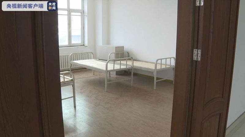 Một phòng bệnh nhân đang được lắp đặt trang thiết bị (Ảnh: CCTV).