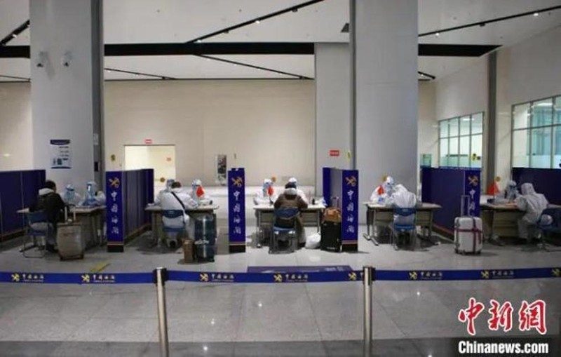 Người Trung Quốc từ Nga nhập cảnh qua cửa khẩu Tuy Phần Hà đều phải khai báo y tế và cách ly (Ảnh: CNS).