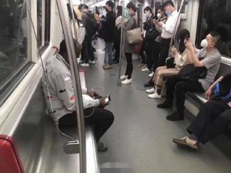 Hình ảnh được cho rằng người châu Phi bị kì thị trên tàu điện ngầm ở Quảng Châu (Ảnh: Đa Chiều).