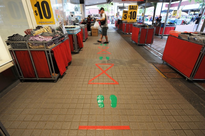 Kẻ ô để thực hiện gián cách xã hội trong trung tâm thương mại ở Singapore (Ảnh: Tân Hoa xã). Kẻ ô để thực hiện gián cách xã hội trong trung tâm thương mại ở Singapore (Ảnh: Tân Hoa xã).