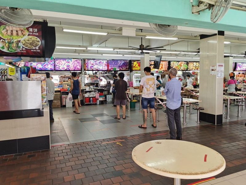 Thực hiện giữ khoảng cách xã hội tại một nhà hàng (Ảnh: Lianhe Zaobao). Thực hiện giữ khoảng cách xã hội tại một nhà hàng (Ảnh: Lianhe Zaobao).