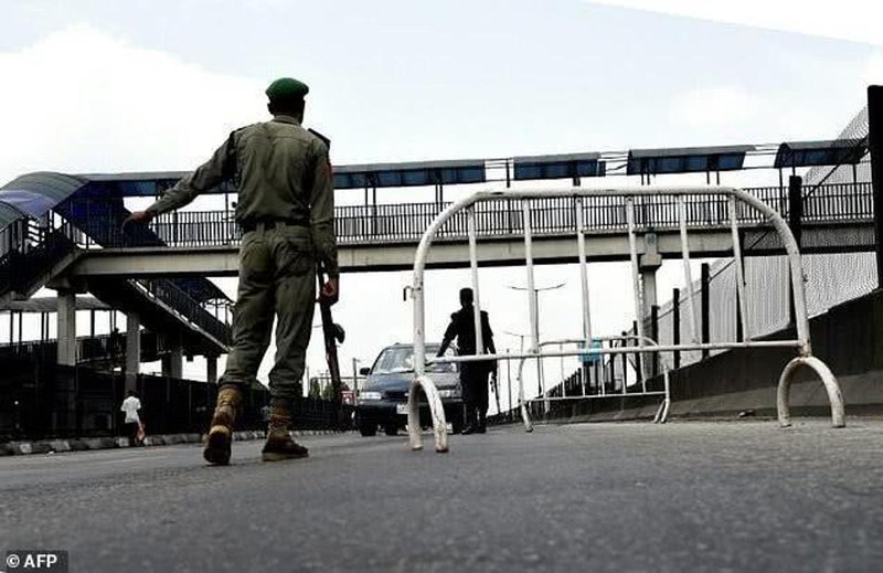 Quân đội Nigeria phong tỏa thủ đô Lagos (Ảnh: AFP). Quân đội Nigeria phong tỏa thủ đô Lagos (Ảnh: AFP).