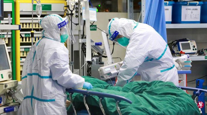 Các bệnh viện và nhân viên y tế quá bận rộn cứu chữa người bệnh là một lý do được giải thích cho việc báo cáo không đầy đủ số người bị bệnh và tử vong (Ảnh: Lianhe Zaobao). Các bệnh viện và nhân viên y tế quá bận rộn cứu chữa người bệnh là một lý do được giải thích cho việc báo cáo không đầy đủ số người bị bệnh và tử vong (Ảnh: Lianhe Zaobao).