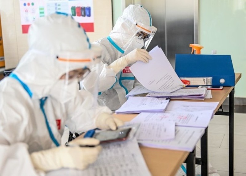 Nhân viên cửa khẩu chỉnh lý hồ sơ người nhập cảnh (Ảnh: DF).