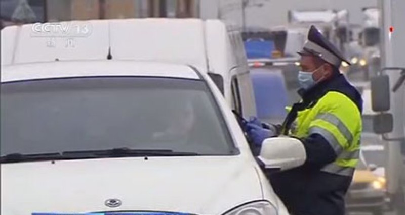 Cảnh sát Nga kiểm tra xe lưu thông trên đường phố (Ảnh: The Paper).