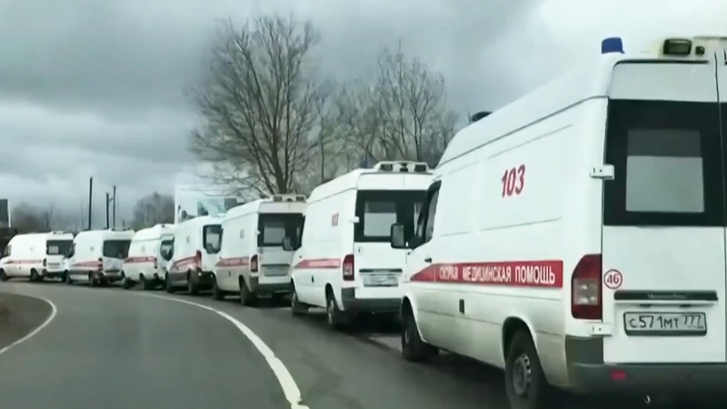 Người bị bệnh quá nhiều, xe cấp cứu phải xếp hàng đợi nhiều giờ mới đến lượt đưa bệnh nhân nhập viện (Ảnh: CCTV).