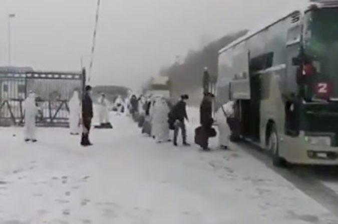 Người Trung Quốc ở Nga tự ý tìm đường ra biên giới với Trung Quốc để về nước tránh dịch (Ảnh: Heilongjiang Daily).