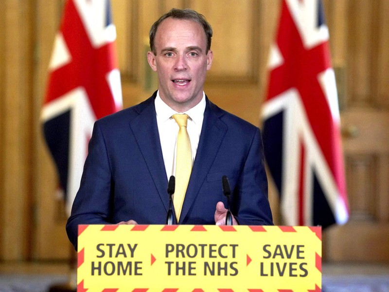 Quyền Thủ tướng Anh Dominic Raab: “Chúng ta sẽ yêu cầu Trung Quốc trả lời một số câu hỏi khó. Đó là virus Corona mới xuất hiện như thế nào và tại sao nó không được chặn đứng kịp thời?” (Ảnh: AP).