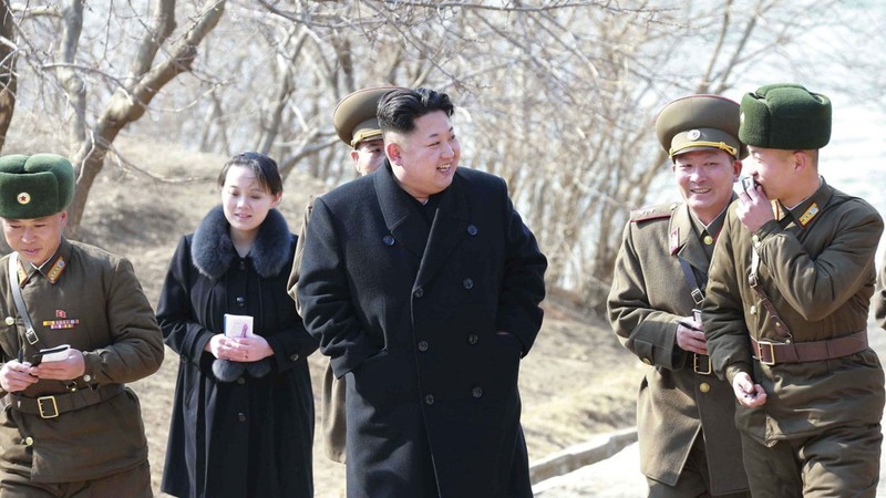 Ông Kim Jong-un và em gái thawmmootj đơn vị quân đội (Ảnh: KCNA). Ông Kim Jong-un và em gái thawmmootj đơn vị quân đội (Ảnh: KCNA).