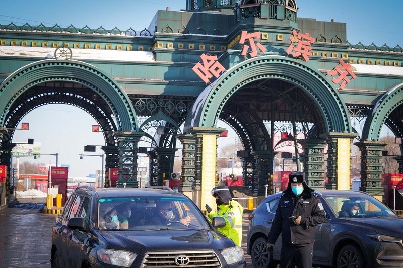 Thành phố Cáp Nhĩ Tân hiện đã đóng cửa các nhà hàng, quán ăn và cấm người và phương tiện không phải của địa phương ra vào (Ảnh: Reuters).