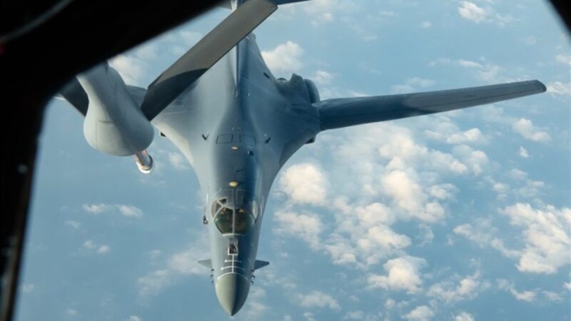 Với sự hỗ trợ của máy bay tiếp dầu trên không, máy bay B-1B đã thực hiện phi vụ kéo dài liên tục 32 giờ từ lục địa Mỹ tới Biển Đông rồi quay về (Ảnh: Aircraft Spots).