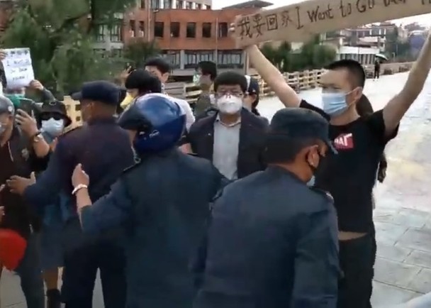 Người biểu tình Trung Quốc giương biểu ngữ "Tôi muốn về nước" (Ảnh: DF). Người biểu tình Trung Quốc giương biểu ngữ "Tôi muốn về nước" (Ảnh: DF).