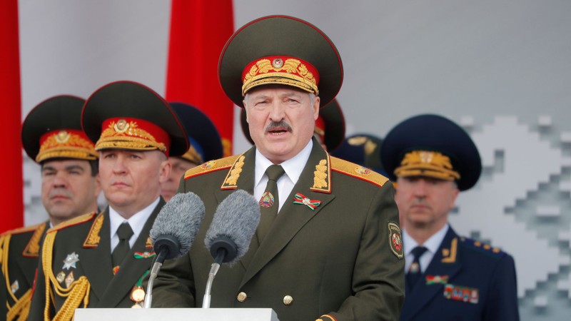 Tổng thống Lukashenko chủ trì lễ diễu binh diễu hành mừng Chiến thắng ngày 9/5 (Ảnh: Reuters).