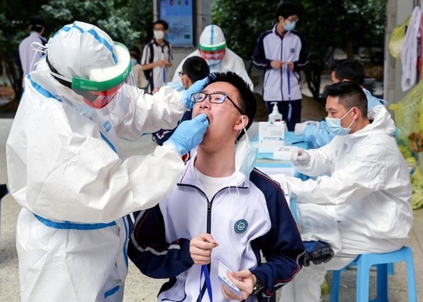 Nhân viên y tế lấy mẫu xét nghiệm SARS-CoV-2 cho học sinh ở Vũ Hán sau khi xuất hiện các ca nhiễm bệnh mới (Ảnh: CNS). Nhân viên y tế lấy mẫu xét nghiệm SARS-CoV-2 cho học sinh ở Vũ Hán sau khi xuất hiện các ca nhiễm bệnh mới (Ảnh: CNS).