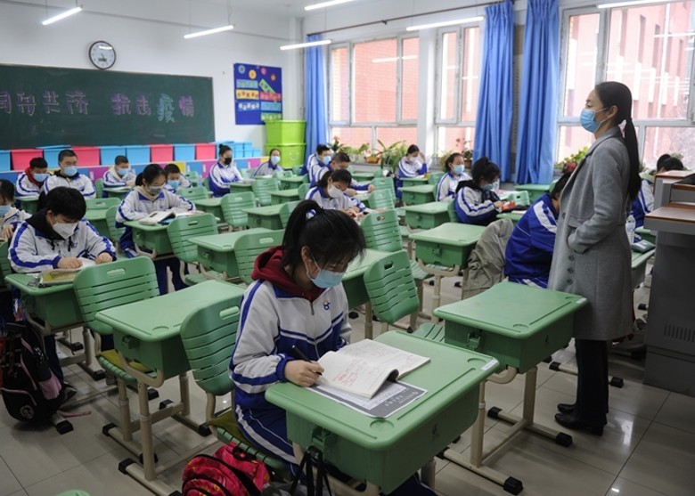 Học sinh ở thành phố Trường Xuân, tỉnh Cát Lâm thực hiện gián cách xã hội sau khi đi học trở lại (Ảnh: DF) Học sinh ở thành phố Trường Xuân, tỉnh Cát Lâm thực hiện gián cách xã hội sau khi đi học trở lại (Ảnh: DF)