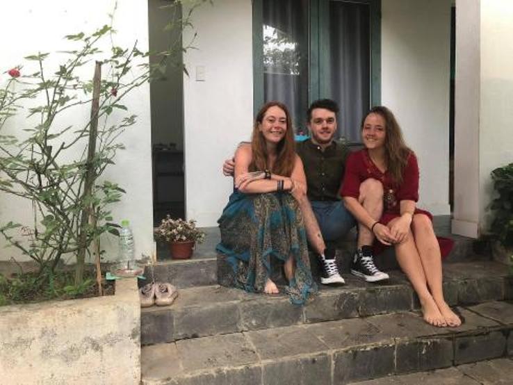 Becky Henson Walne, Richard Dineen và Sinead Goldsmith tại ngôi nhà họ sống ở Quảng Nam, Việt Nam Becky Henson Walne, Richard Dineen và Sinead Goldsmith tại ngôi nhà họ sống ở Quảng Nam, Việt Nam
