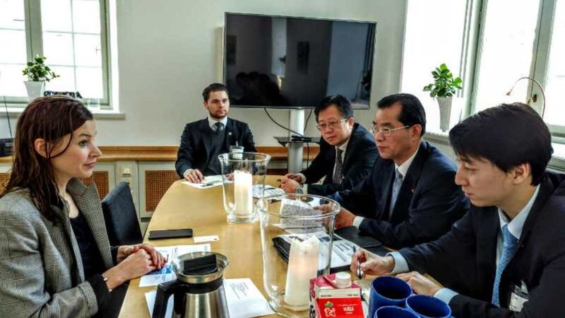 Đại sứ Trung Quốc tại Thụy Điển Quế Tùng Hữu (thứ 2, phải qua) người đã bị Bộ Ngoại giao Thụy Điển triệu tập đến vì đe dọa giới truyền thông nước chủ nhà (Ảnh: internet) Đại sứ Trung Quốc tại Thụy Điển Quế Tùng Hữu (thứ 2, phải qua) người đã bị Bộ Ngoại giao Thụy Điển triệu tập đến vì đe dọa giới truyền thông nước chủ nhà (Ảnh: internet)