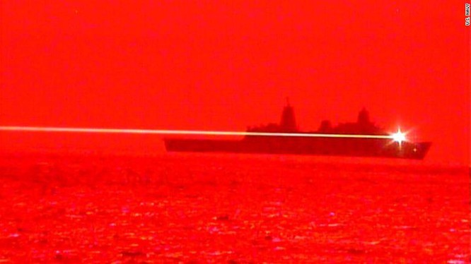 Hình ảnh hệ thống vũ khí laser trên tàu Portland phát xạ (Ảnh: Sputnik). Hình ảnh hệ thống vũ khí laser trên tàu Portland phát xạ (Ảnh: Sputnik).