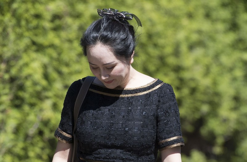 Khi rời nhà đến tòa, bà Mạnh Vãn Chu rất tin tưởng mình được trả tự do (Ảnh: AP).