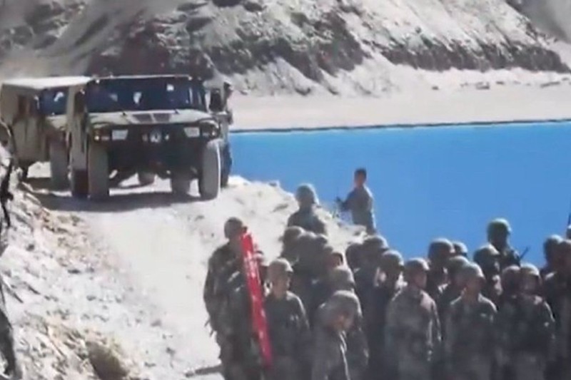 Lính Trung Quốc kéo đến tăng viện (Anh: Đa Chiều). Lính Trung Quốc kéo đến tăng viện (Anh: Đa Chiều).