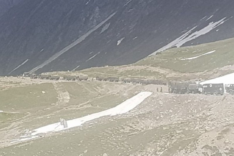 Đoàn xe vận tải chở quân đội Ấn Độ tới khu vực tranh chấp (Ảnh: Đa Chiều).