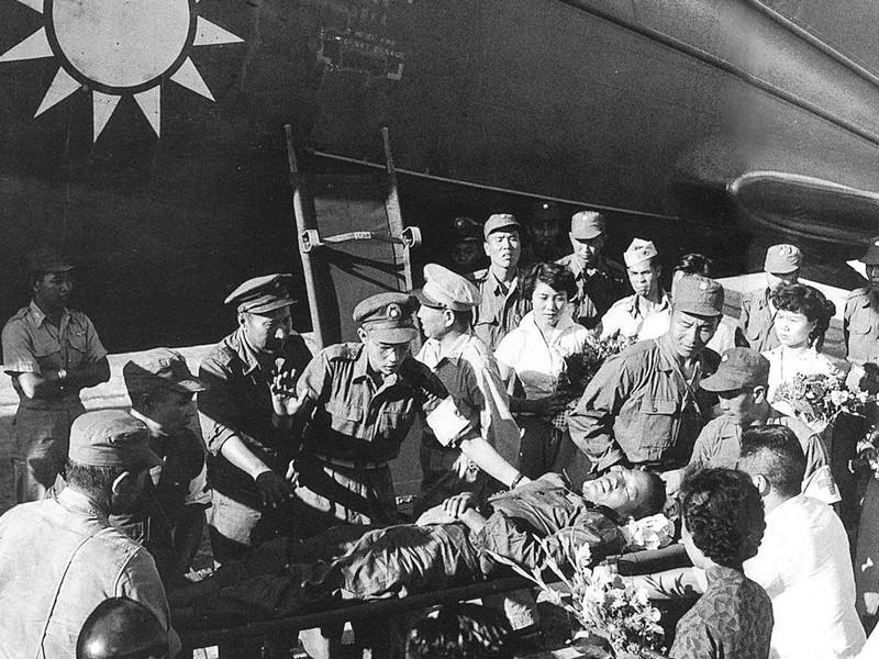 Lính Đài Loan ở Kim Môn bị thương được vận chuyển về Đài Bắc bằng máy bay (Ảnh: Tư liệu).