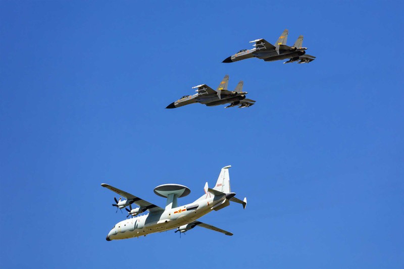 Máy bay J-11b và KJ-500 của Trung Quốc được đưa tới sân bay gần khu vực tranh chấp (Ảnh: Đa Chiều). Máy bay J-11b và KJ-500 của Trung Quốc được đưa tới sân bay gần khu vực tranh chấp (Ảnh: Đa Chiều).