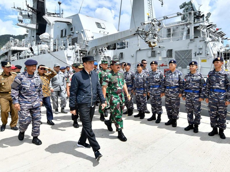 Tổng thống Widodo hôm 8/1/2020 đã tới Natuna để thể hiện chủ quyền và tuyên bố: "Không được sự cho phép của chính phủ chúng ta, nước ngoài không được đặt chân lên lãnh thổ Indonesia, dù chỉ một tấc" (Ảnh: Reuters). Tổng thống Widodo hôm 8/1/2020 đã tới Natuna để thể hiện chủ quyền và tuyên bố: "Không được sự cho phép của chính phủ chúng ta, nước ngoài không được đặt chân lên lãnh thổ Indonesia, dù chỉ một tấc" (Ảnh: Reuters).