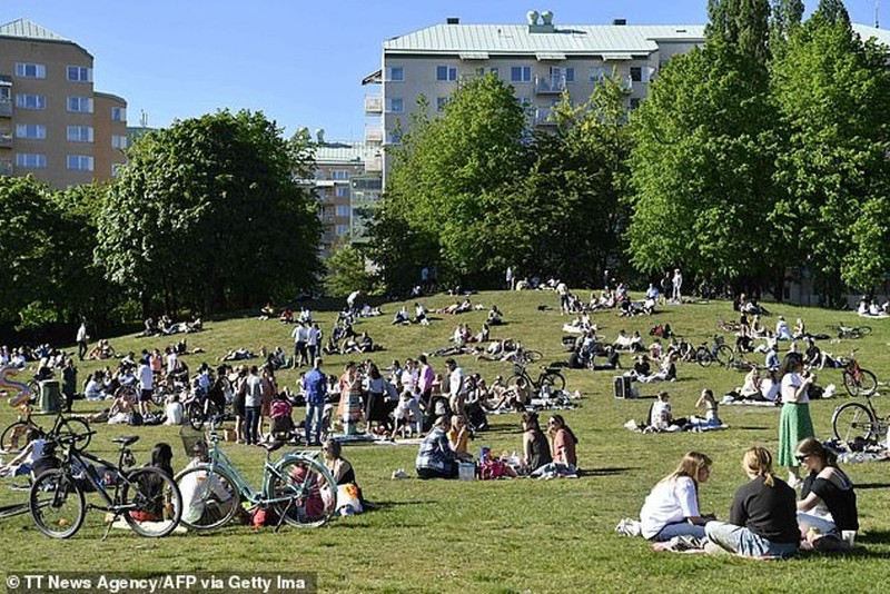 Trong lúc các nước xung quanh thực hiện phong tỏa, giãn cách xã hội, công viên ở thủ đô Stockholm vẫn đông nghịt người tụ tập như bình thường (Ảnh: Getty). Trong lúc các nước xung quanh thực hiện phong tỏa, giãn cách xã hội, công viên ở thủ đô Stockholm vẫn đông nghịt người tụ tập như bình thường (Ảnh: Getty).