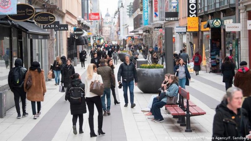 Tháng 4/2020, trong khi dịch bệnh đang hoành hành ở châu Âu, đường phố Stockholm vẫn đông đúc (Ảnh: AFP). Tháng 4/2020, trong khi dịch bệnh đang hoành hành ở châu Âu, đường phố Stockholm vẫn đông đúc (Ảnh: AFP).