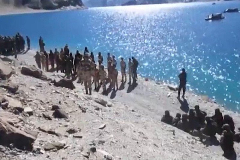 Binh lính hai nước đối đầu nhau ven hồ Pangong (Ảnh: Đa Chiều). Binh lính hai nước đối đầu nhau ven hồ Pangong (Ảnh: Đa Chiều).