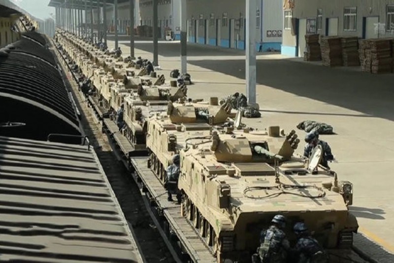 Trung Quốc tập kết xe tăng đưa lên tàu hỏa tới biên giới Trung - Ấn (Ảnh: CCTV). Trung Quốc tập kết xe tăng đưa lên tàu hỏa tới biên giới Trung - Ấn (Ảnh: CCTV).