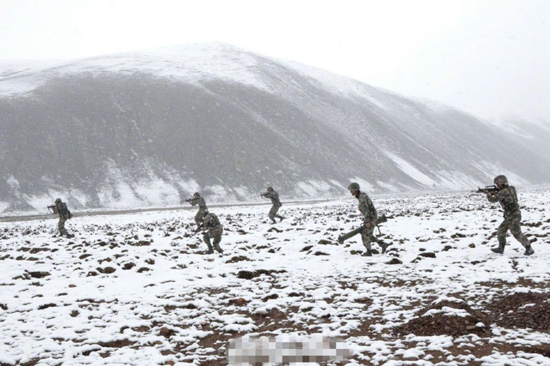 Quân khu Tây Tạng (Trung Quốc) diễn tập thực binh ở gần khu vực biên giới Ấn Độ hôm 1/6 (Ảnh: CCTV). Quân khu Tây Tạng (Trung Quốc) diễn tập thực binh ở gần khu vực biên giới Ấn Độ hôm 1/6 (Ảnh: CCTV).