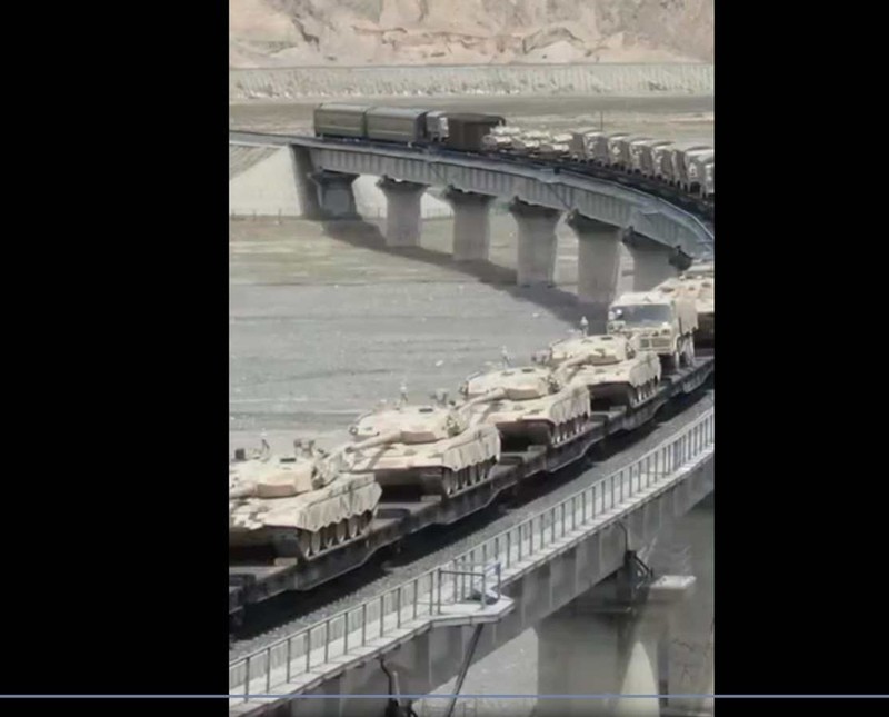 Trung Quốc đưa xe tăng ra biên giới Trung - Ấn (Ảnh: Thanh niên Trung Quốc). Trung Quốc đưa xe tăng ra biên giới Trung - Ấn (Ảnh: Thanh niên Trung Quốc).