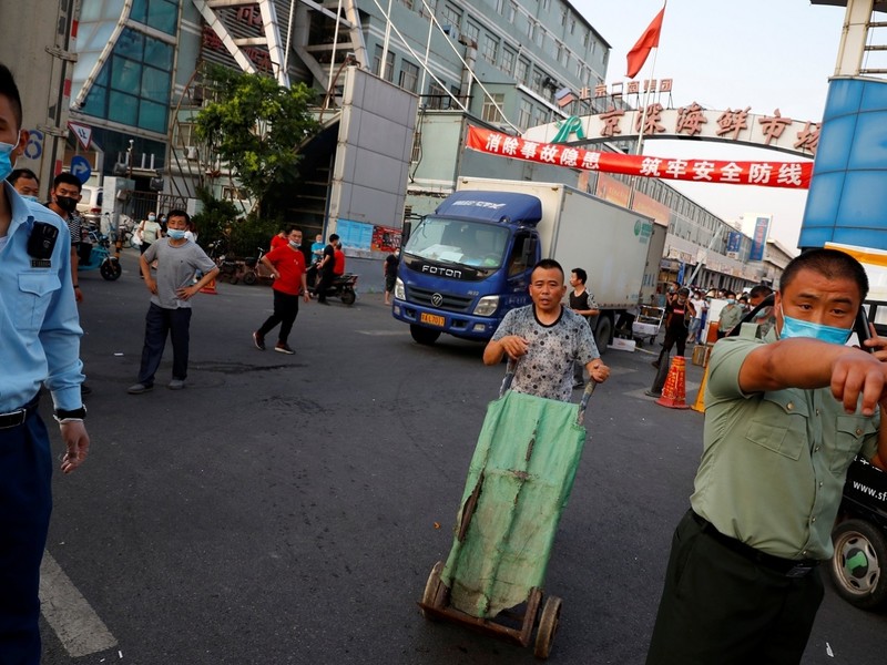 Chợ Hải sản Bắc Kinh - Thâm Quyến nơi cung cấp cá Hồi mang virus corona mới cho chợ bán buôn nông sản Tân Phát Địa cũng đã bị đóng cửa (Ảnh: Reuters).