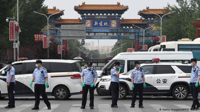 Chợ bán buôn Tân Phát Địa, nơi bị coi là ổ dịch đã bị phong tỏa (Ảnh: AFP).