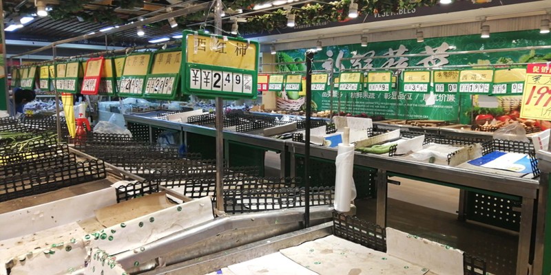 Lo ngại về nguồn cung rau xanh trong những ngày tới, dân chúng đã tới các siêu thị mua vét (Ảnh: BKNB).